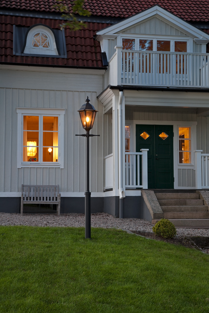 Pallas 260cm Svart stolpe från Konstsmide - Pallas lyktstolpe &auml;r en klassisk och elegant utomhuslampa med en vacker lykta i klart glas.