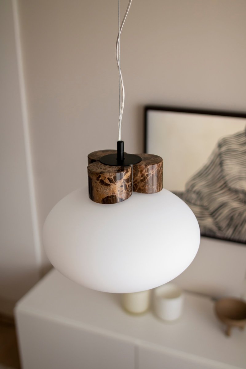 Mammut Ø30 Brun taklampa från Globen Lighting - Mammut &auml;r en exklusiv och lekfull taklampa med dess korta toppdel i sten och stora glaskupa.