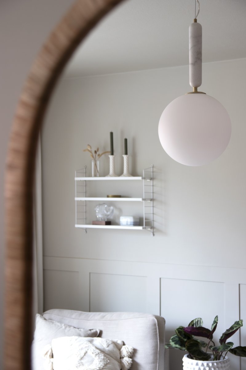 Torrano Ø30 Vit marmor taklampa från Globen Lighting - Sten &auml;r ett naturmaterial, f&auml;rg och skiftningar i marmorering varierar och skapar ett unikt m&ouml;nster f&ouml;r varje exemplar.