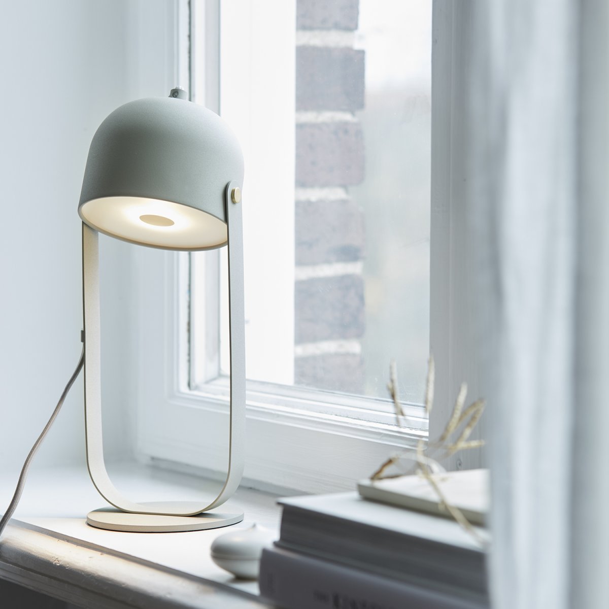 Svejk 36cm Beige bordslampa från CO Bankeryd - Svejk bordslampa har ett mjukt sken och fungerar b&aring;de som l&auml;slampa och som en dekorativ inredningsdetalj.