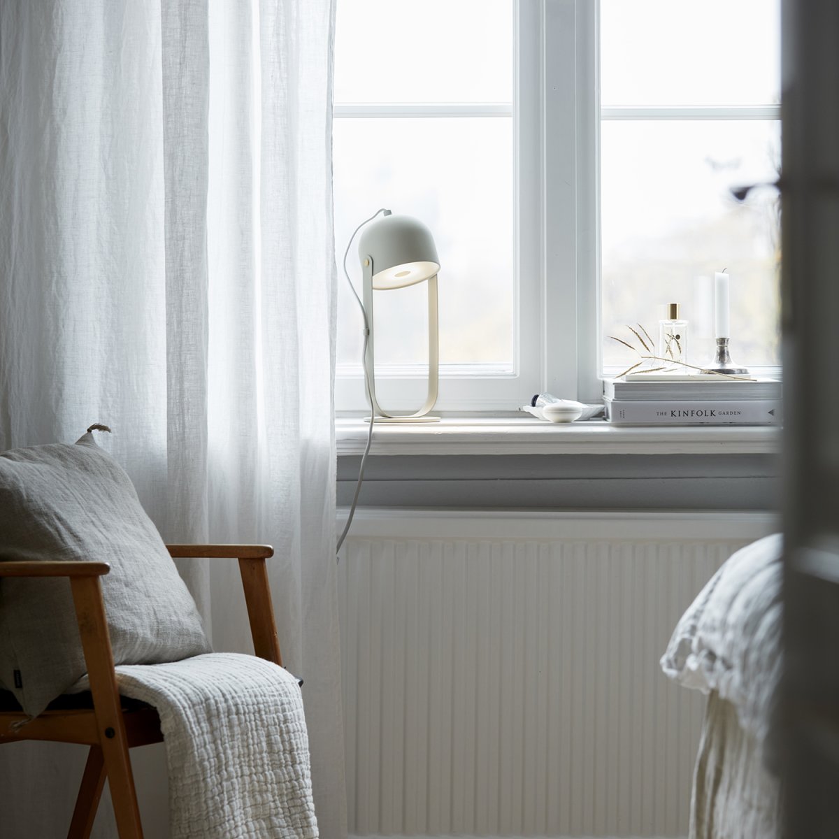 Svejk 36cm Beige bordslampa från CO Bankeryd - Svejk bordslampa har ett mjukt sken och fungerar b&aring;de som l&auml;slampa och som en dekorativ inredningsdetalj.