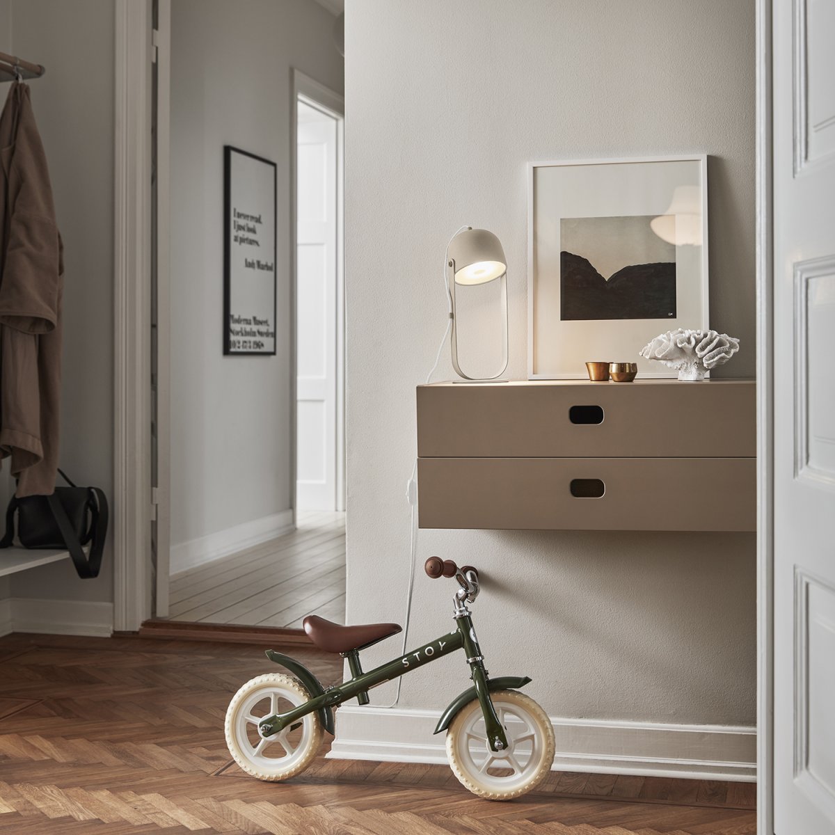 Svejk 36cm Beige bordslampa från CO Bankeryd - Svejk bordslampa har ett mjukt sken och fungerar b&aring;de som l&auml;slampa och som en dekorativ inredningsdetalj.