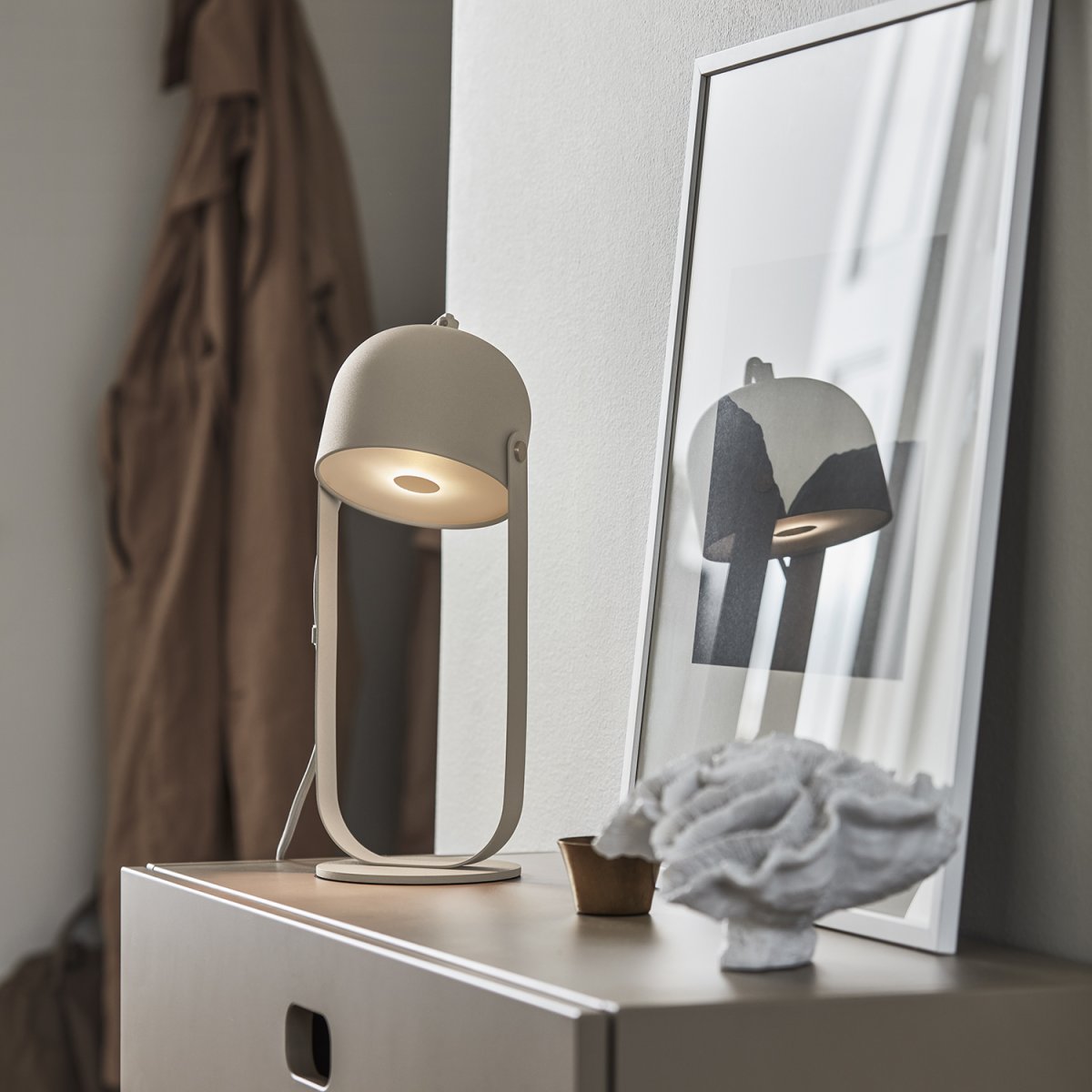 Svejk 36cm Beige bordslampa från CO Bankeryd - Svejk bordslampa har ett mjukt sken och fungerar b&aring;de som l&auml;slampa och som en dekorativ inredningsdetalj.