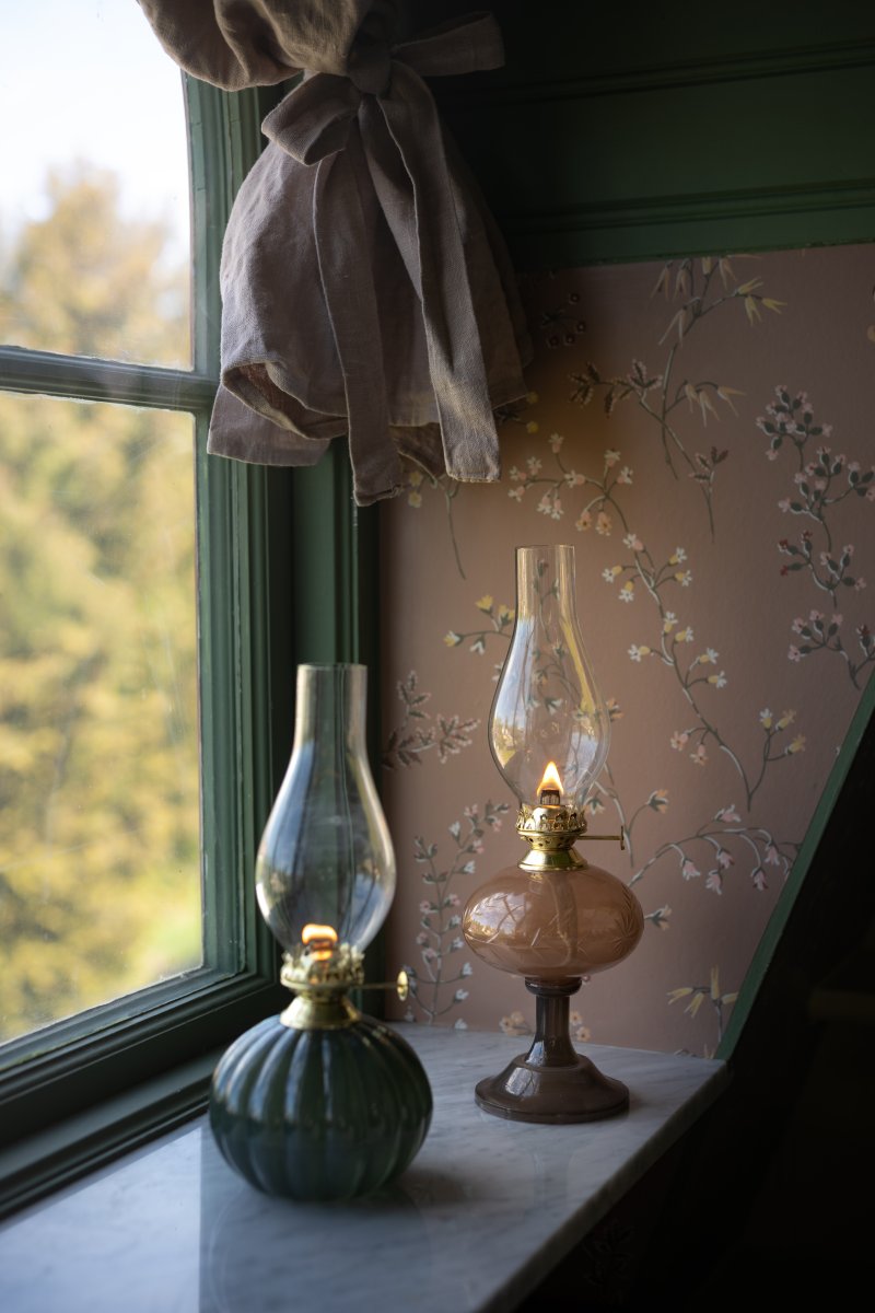 Esmeralda Brun från Strömshaga - Den klassiska formen med en elegant fot g&ouml;r Esmeralda till en st&auml;mningsfull inredningsdetalj som passar lika fint i traditionella som moderna hem.