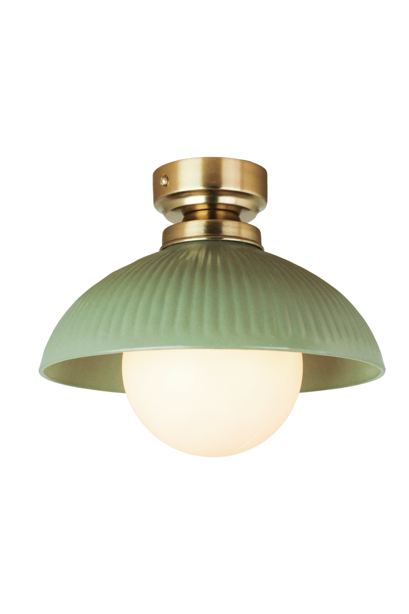 Elliot Ø30 Grön plafond från Strömshaga - Den gr&ouml;na sk&auml;rmen i pl&aring;t har en dekorativ r&auml;fflad struktur och kombineras med detaljer i m&auml;ssingsfinish som ger lampan ett elegant uttryck.