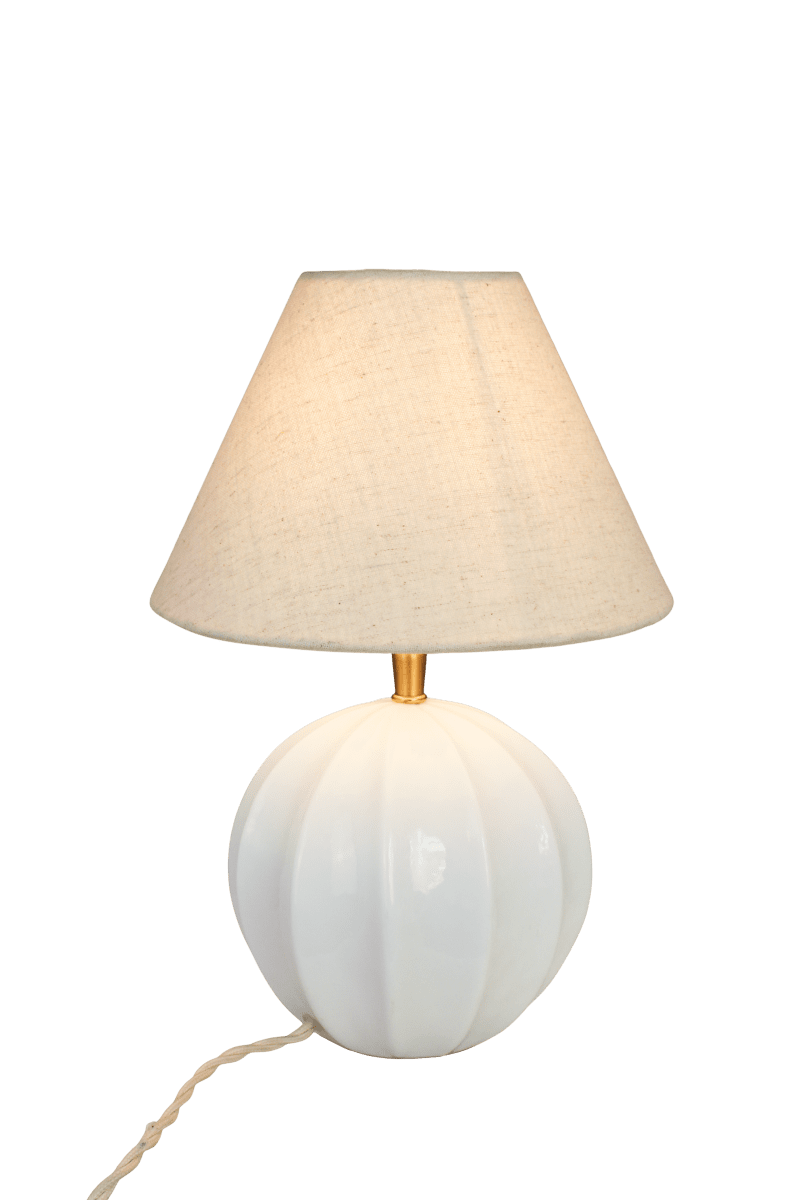 Marit 24cm Vit från Strömshaga - Marit &auml;r en elegant lampfot i vitt opalglas med en mjukt rundad form och dekorativa detaljer som ger den ett klassiskt uttryck.