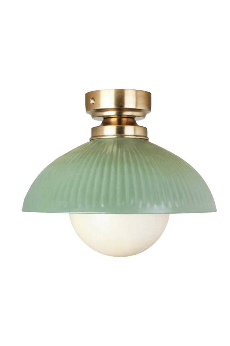 Elliot Ø30 Grön plafond från Strömshaga - Den gr&ouml;na sk&auml;rmen i pl&aring;t har en dekorativ r&auml;fflad struktur och kombineras med detaljer i m&auml;ssingsfinish som ger lampan ett elegant uttryck.