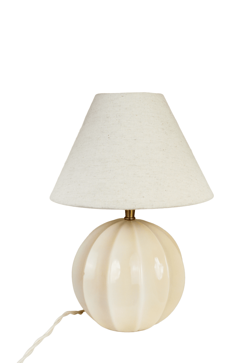Marit 24cm Beige från Strömshaga - Marit &auml;r en elegant lampfot i beige glas med en mjukt rundad form och dekorativa detaljer som ger den ett klassiskt uttryck.