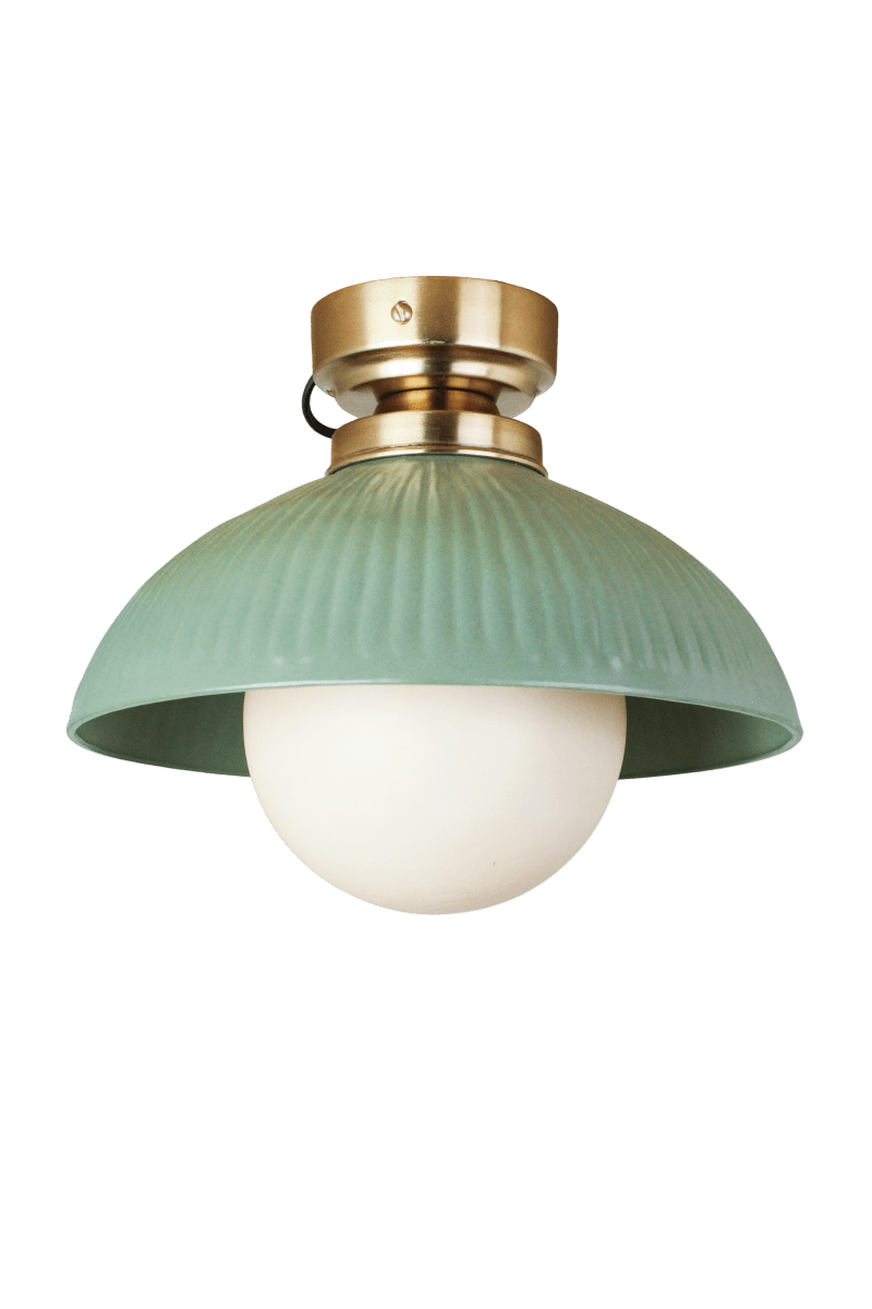 Elliot Ø30 Grön plafond från Strömshaga - Den gr&ouml;na sk&auml;rmen i pl&aring;t har en dekorativ r&auml;fflad struktur och kombineras med detaljer i m&auml;ssingsfinish som ger lampan ett elegant uttryck.