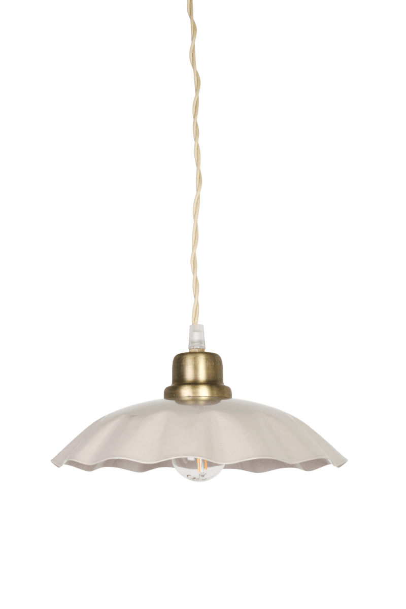 Zoom bild av Diana Ø23 Beige taklampa från Strömshaga - Den beige sk&auml;rmen i pl&aring;t har en mjukt v&aring;gig kant som ger lampan en dekorativ karakt&auml;r, medan detaljerna i borstad m&auml;ssingfinish skapar en fin kontrast.
