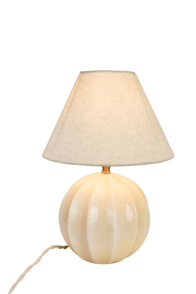 Marit 24cm Beige från Strömshaga - Marit &auml;r en elegant lampfot i beige glas med en mjukt rundad form och dekorativa detaljer som ger den ett klassiskt uttryck.