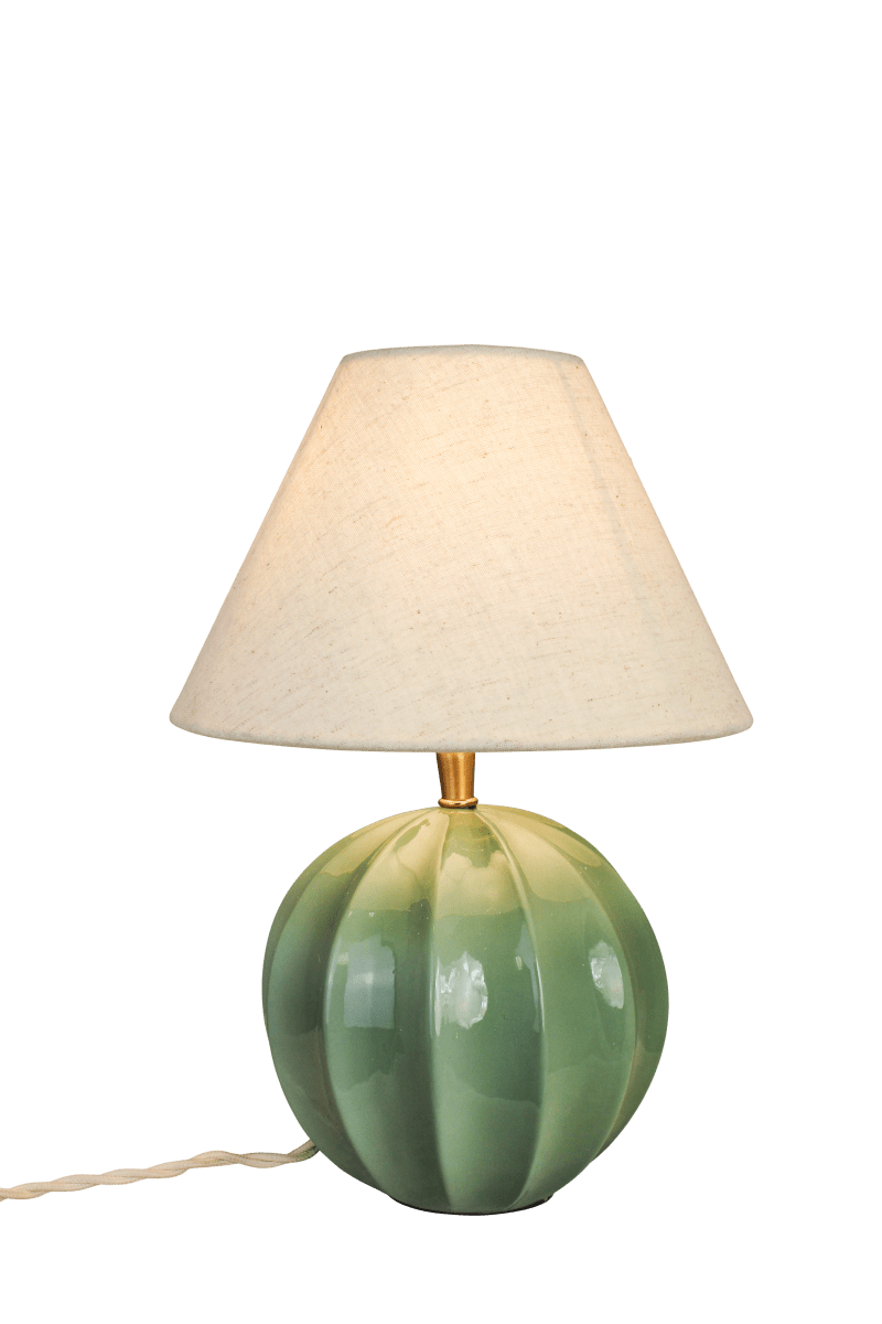 Marit 24cm Grön från Strömshaga - Marit &auml;r en elegant lampfot i gr&ouml;nt glas med en mjukt rundad form och dekorativa detaljer som ger den ett klassiskt uttryck.