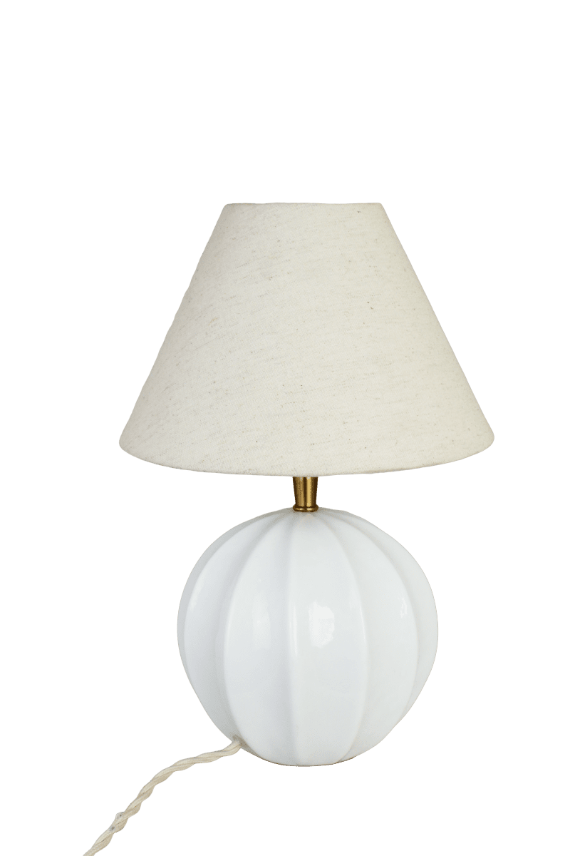 Marit 24cm Vit från Strömshaga - Marit &auml;r en elegant lampfot i vitt opalglas med en mjukt rundad form och dekorativa detaljer som ger den ett klassiskt uttryck.