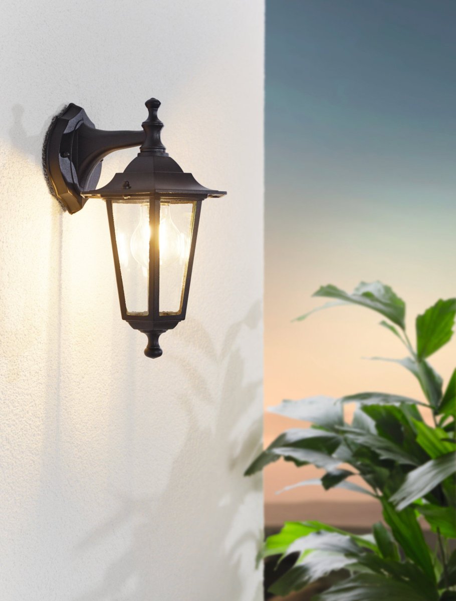 Laterna Svart utelampa från Eglo - Denna klassiska fasadlampa i svart aluminium har en tidl&ouml;s laternform som passar perfekt vid entr&eacute;er, fasader och uteplatser.