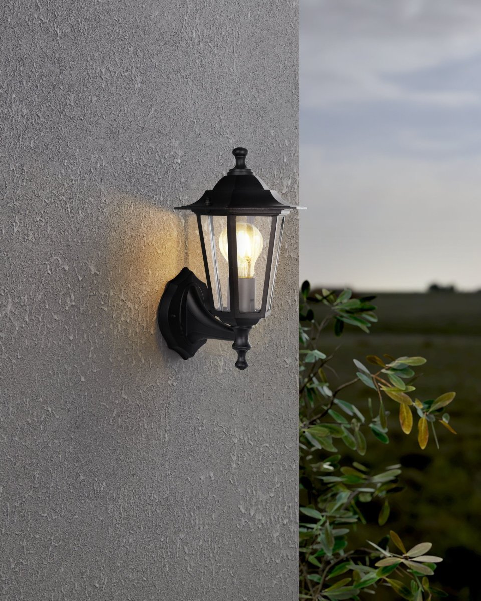 Laterna Svart utelampa från Eglo - Denna klassiska fasadlampa i svart aluminium har en tidl&ouml;s laternform som passar perfekt vid entr&eacute;er, fasader och uteplatser.