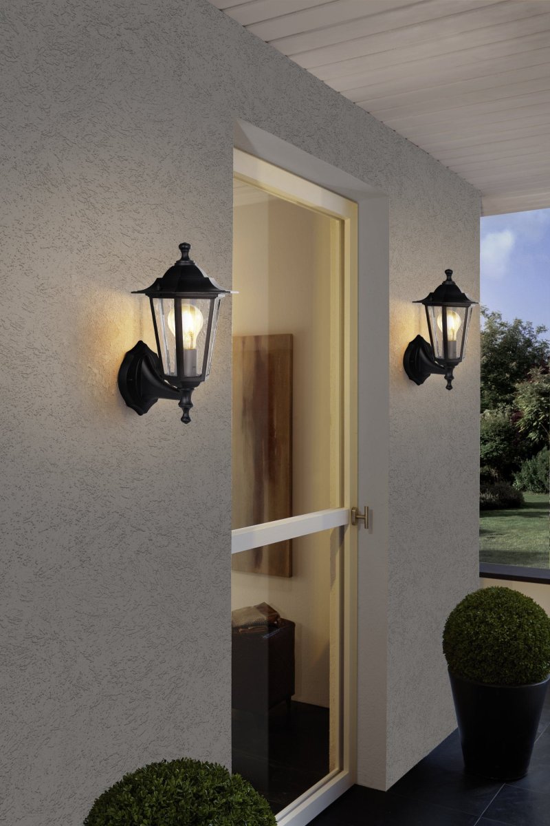 Laterna Svart utelampa från Eglo - Denna klassiska fasadlampa i svart aluminium har en tidl&ouml;s laternform som passar perfekt vid entr&eacute;er, fasader och uteplatser.