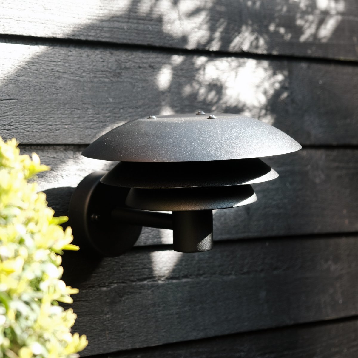 DL20 Svart utelampa från Dyberg Larsen - Lampan har tre ikoniska sk&auml;rmar i olika storlekar som sprider ett magiskt ljus och &auml;r tillverkad av rostfritt st&aring;l med eleganta matt svarta sk&auml;rmar.