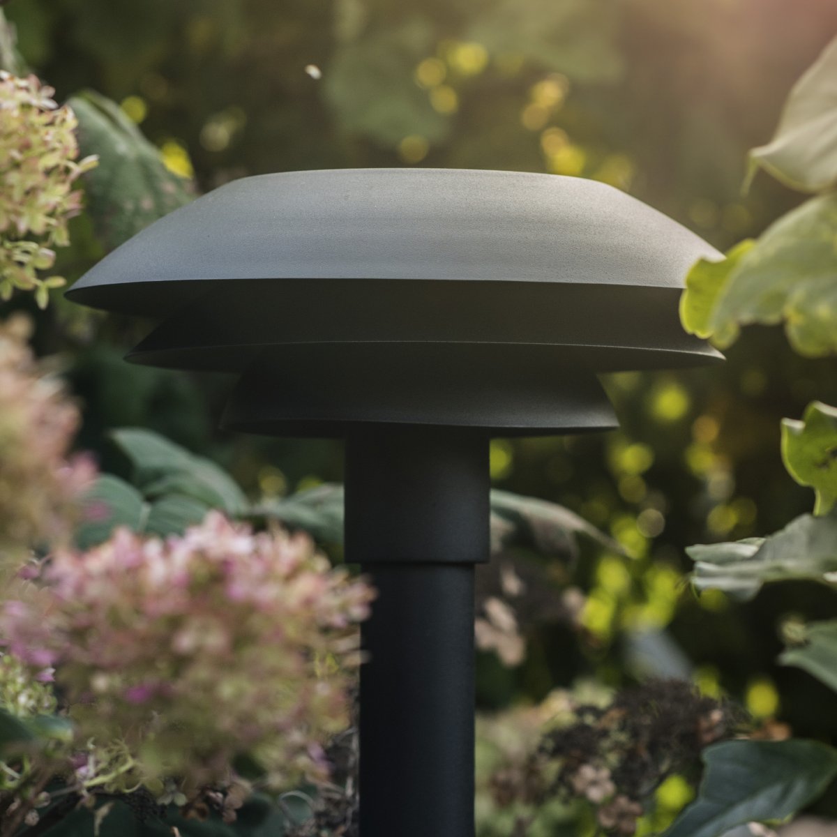 DL31 Svart pollare från Dyberg Larsen - DL31 pollare &auml;r designad i en tidl&ouml;s stil som passar perfekt b&aring;de i uppfarten och tr&auml;dg&aring;rden.