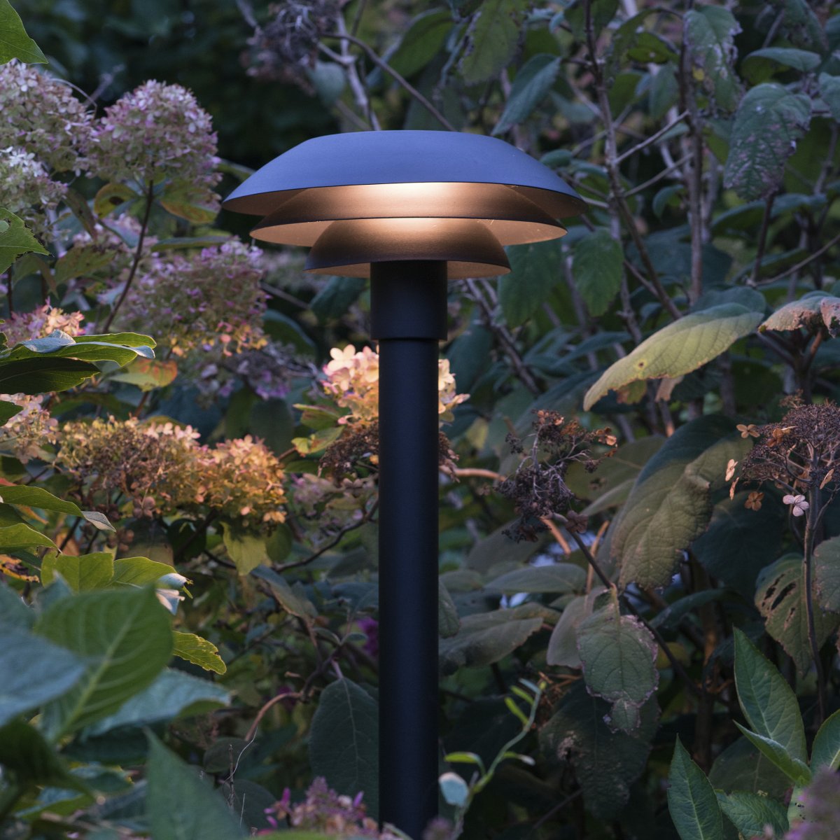 DL31 Svart pollare från Dyberg Larsen - DL31 pollare &auml;r designad i en tidl&ouml;s stil som passar perfekt b&aring;de i uppfarten och tr&auml;dg&aring;rden.