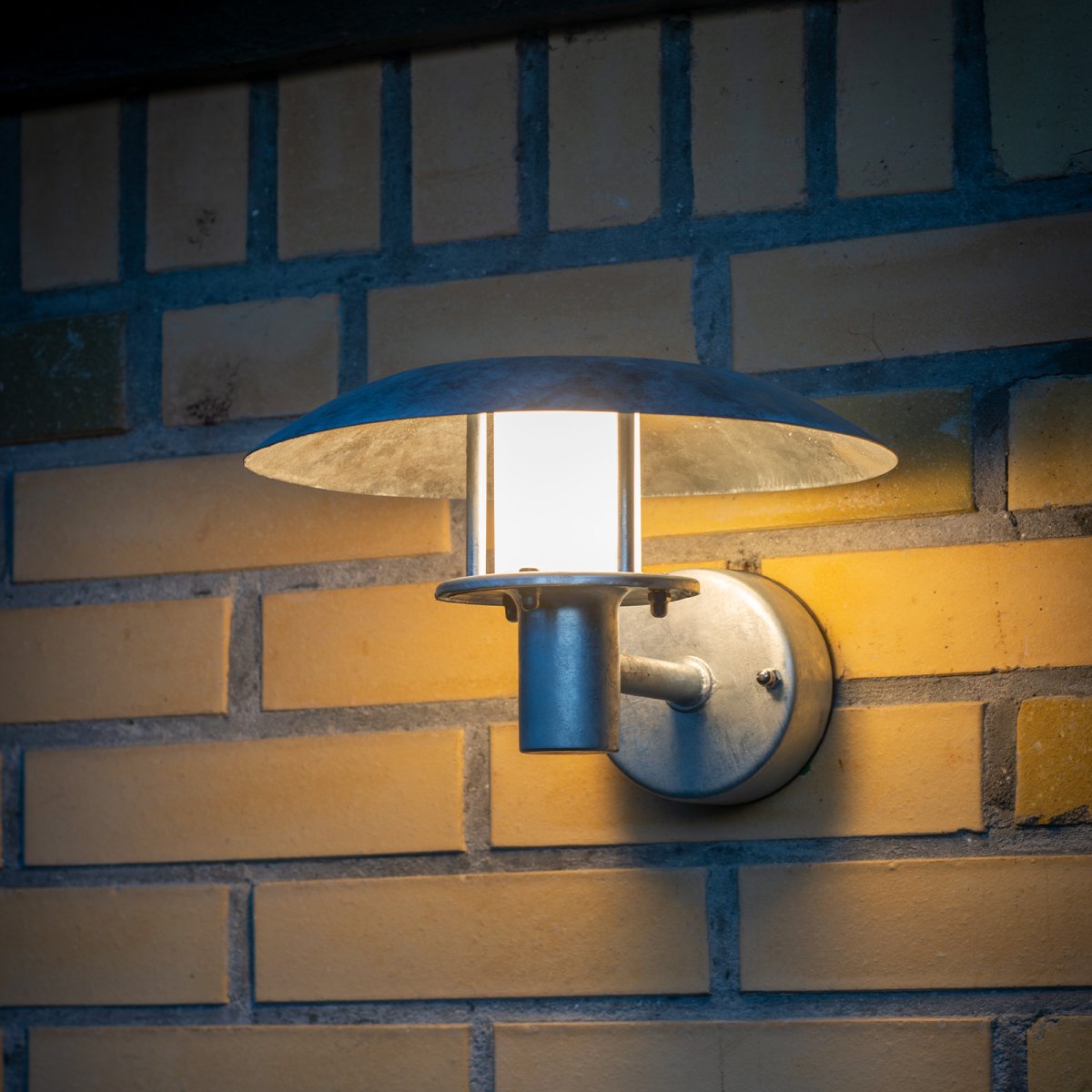 Randers Galvaniserad utelampa från Dyberg Larsen - Den vackra lampan ger ett mysigt ljus p&aring; natten och tillf&ouml;r en modern touch till ditt hem.