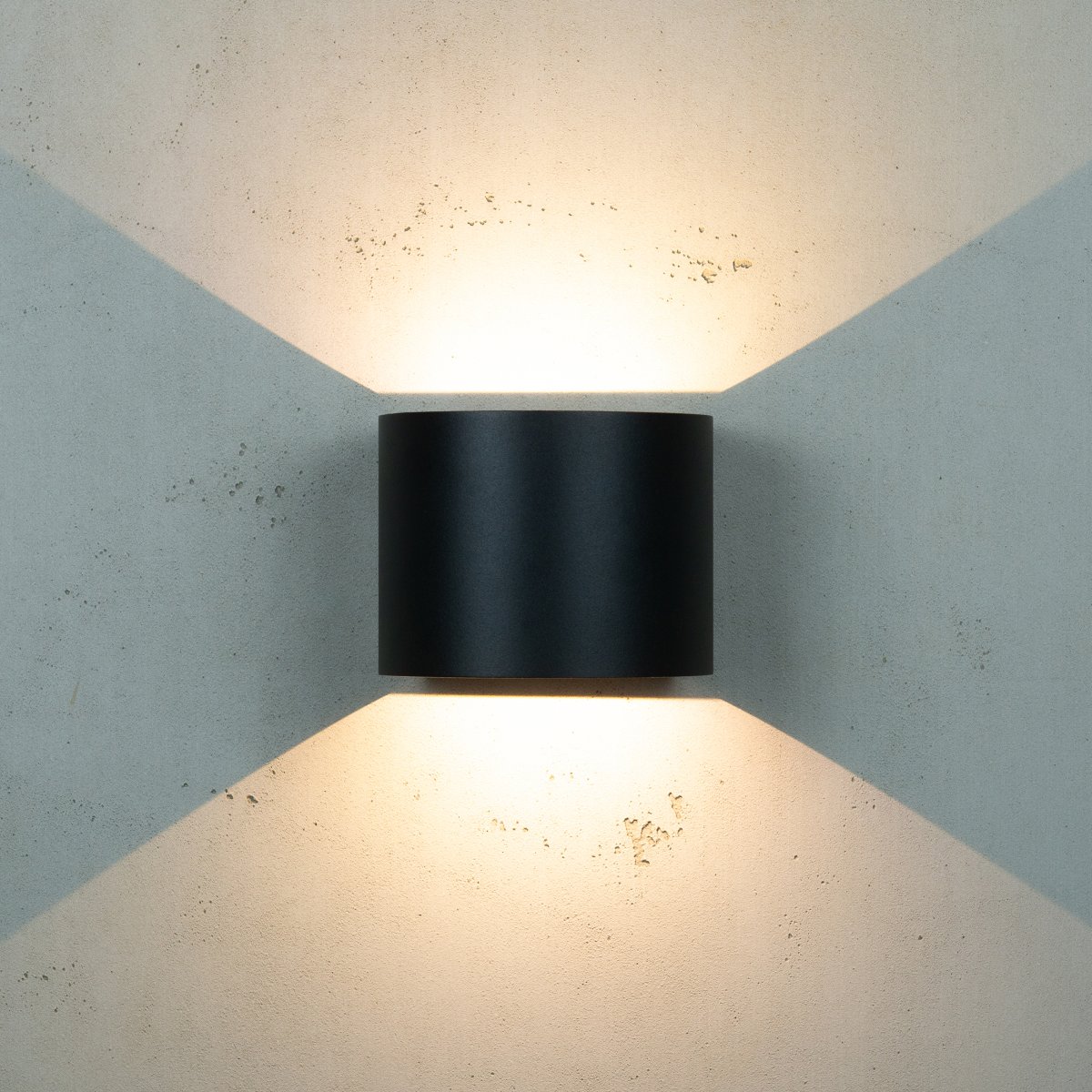 Mars Svart utelampa från Dyberg Larsen - Den inbyggda LED-slingan ger ett elegant ljus upp&aring;t och ned&aring;t l&auml;ngs v&auml;ggen utan att ta upp f&ouml;r mycket plats.