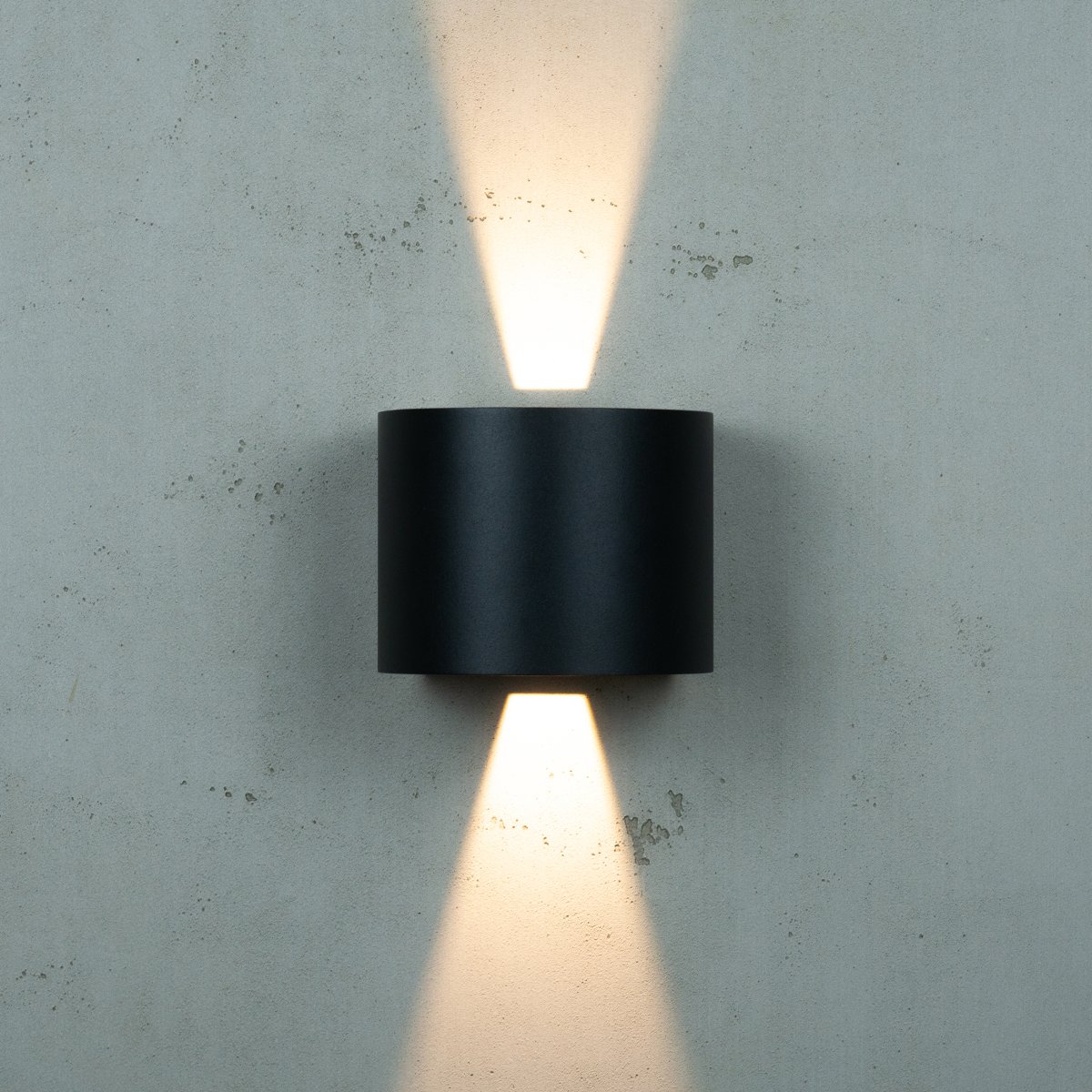 Mars Svart utelampa från Dyberg Larsen - Den inbyggda LED-slingan ger ett elegant ljus upp&aring;t och ned&aring;t l&auml;ngs v&auml;ggen utan att ta upp f&ouml;r mycket plats.