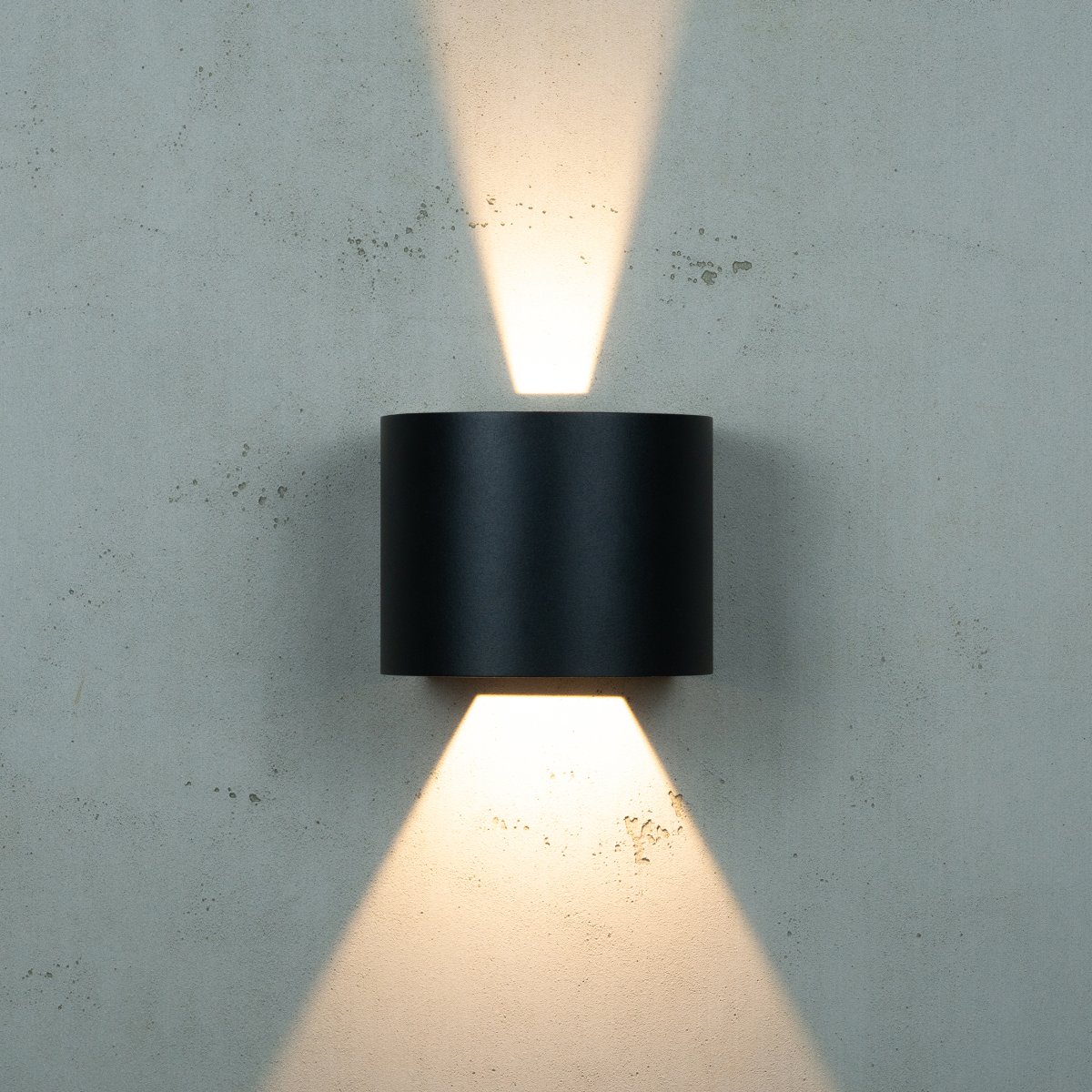 Mars Svart utelampa från Dyberg Larsen - Den inbyggda LED-slingan ger ett elegant ljus upp&aring;t och ned&aring;t l&auml;ngs v&auml;ggen utan att ta upp f&ouml;r mycket plats.