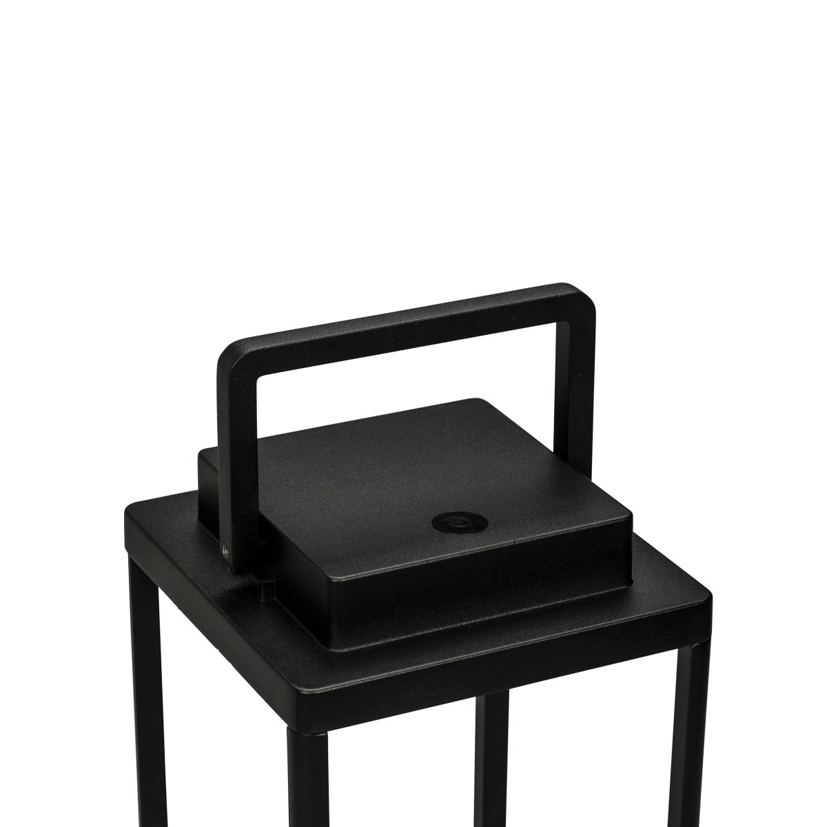Lucca 24cm Svart portabel från Dyberg Larsen - Lucca-lanternan &auml;r tillverkad i robust metall med b&auml;rhandtag och inbyggd LED i toppen, perfekt som dekoration f&ouml;r terrassen, balkongen eller vid ytterd&ouml;rren.