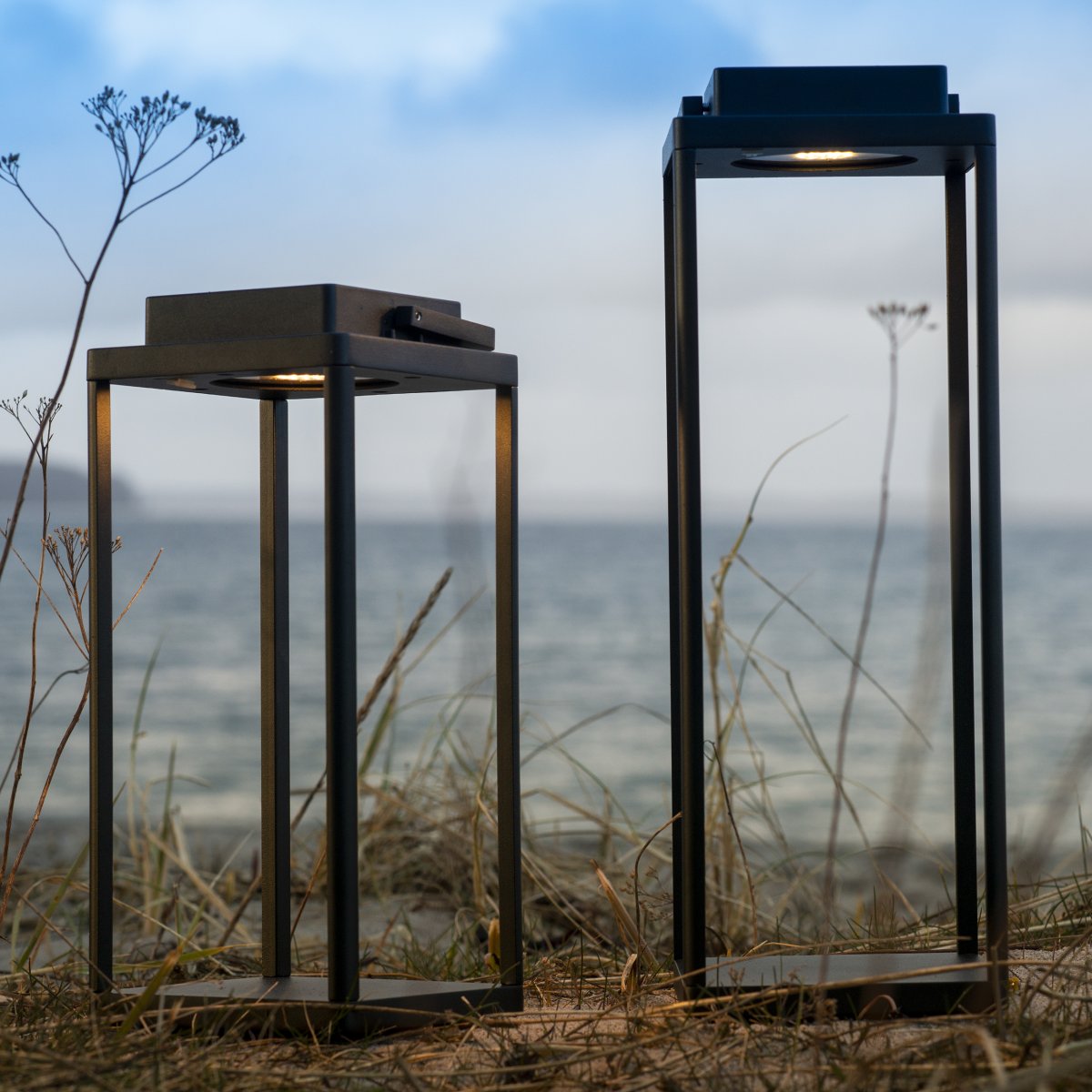 Lucca 34cm Svart portabel från Dyberg Larsen - Lucca-lanternan &auml;r tillverkad i robust metall med b&auml;rhandtag och inbyggd LED i toppen, perfekt som dekoration f&ouml;r terrassen, balkongen eller vid ytterd&ouml;rren.