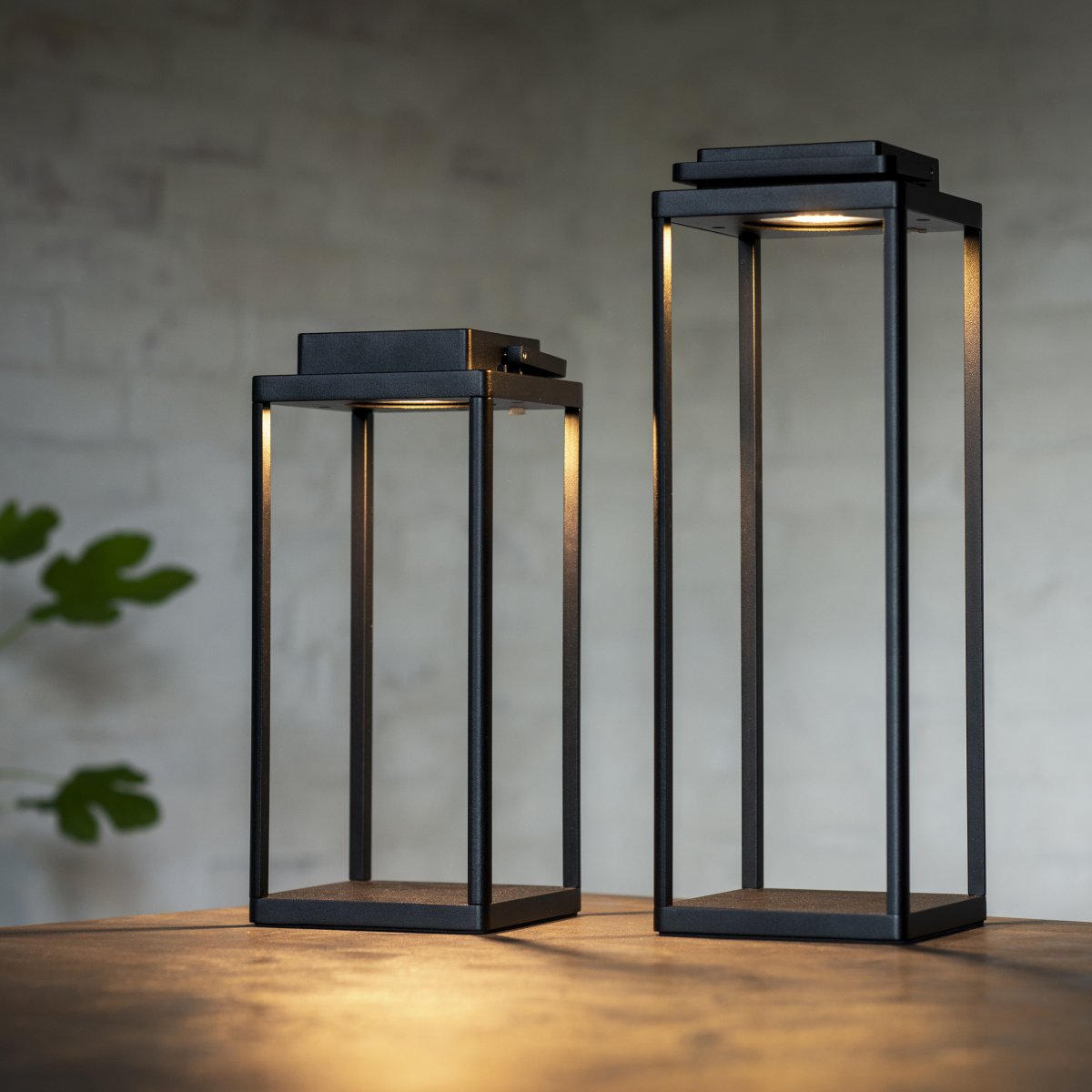 Lucca 34cm Svart portabel från Dyberg Larsen - Lucca-lanternan &auml;r tillverkad i robust metall med b&auml;rhandtag och inbyggd LED i toppen, perfekt som dekoration f&ouml;r terrassen, balkongen eller vid ytterd&ouml;rren.