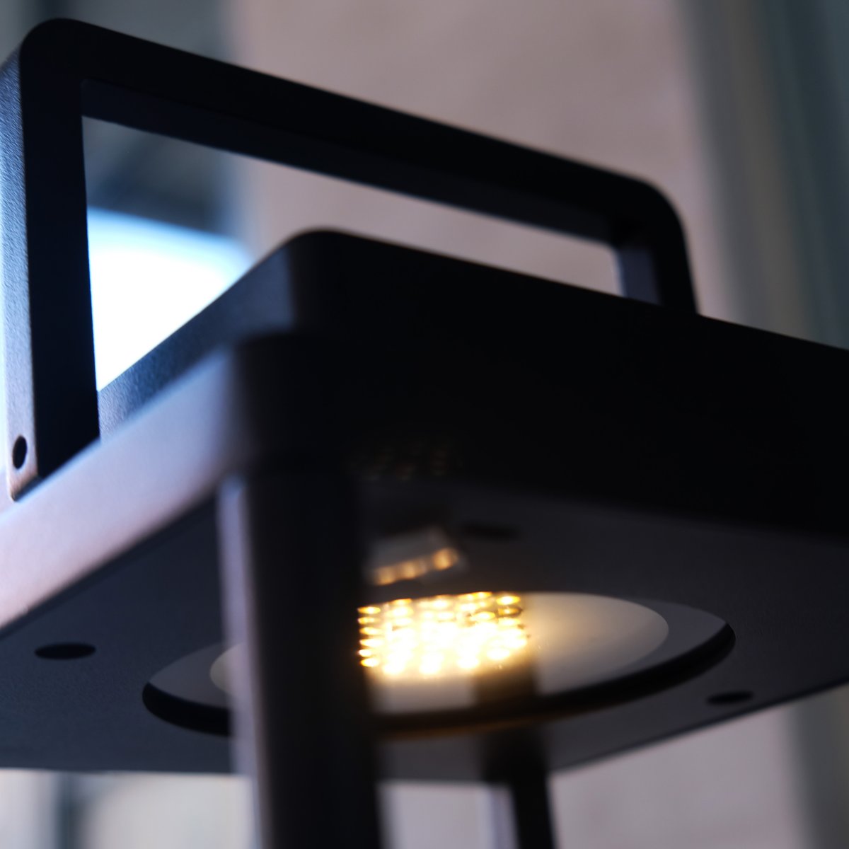 Lucca 34cm Svart portabel från Dyberg Larsen - Lucca-lanternan &auml;r tillverkad i robust metall med b&auml;rhandtag och inbyggd LED i toppen, perfekt som dekoration f&ouml;r terrassen, balkongen eller vid ytterd&ouml;rren.