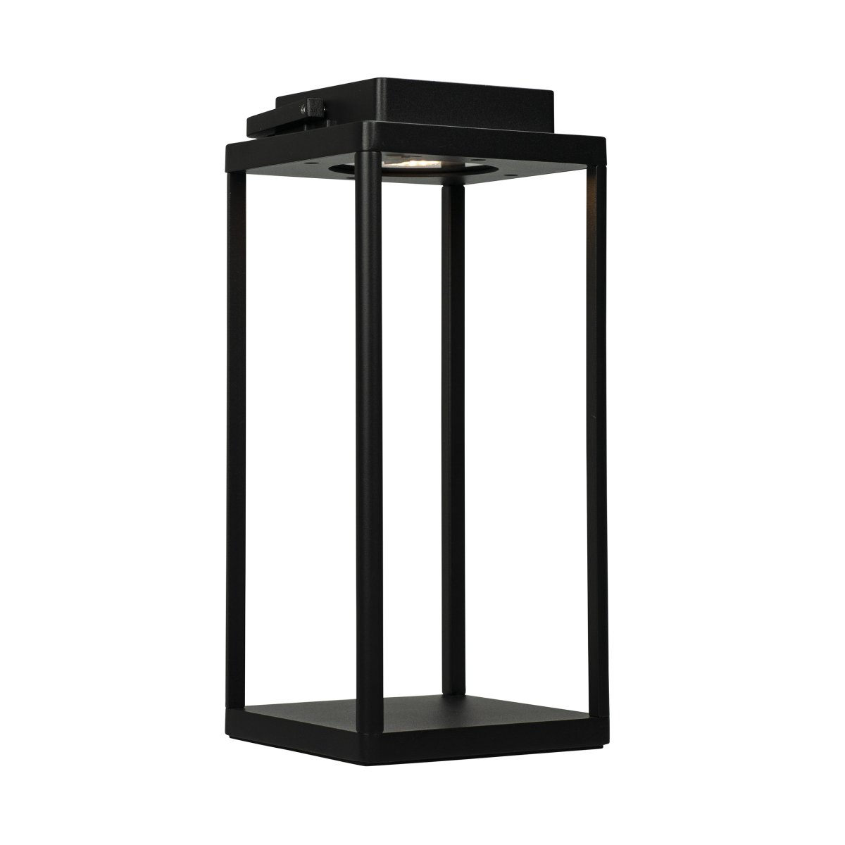 Lucca 34cm Svart portabel från Dyberg Larsen - Lucca-lanternan &auml;r tillverkad i robust metall med b&auml;rhandtag och inbyggd LED i toppen, perfekt som dekoration f&ouml;r terrassen, balkongen eller vid ytterd&ouml;rren.