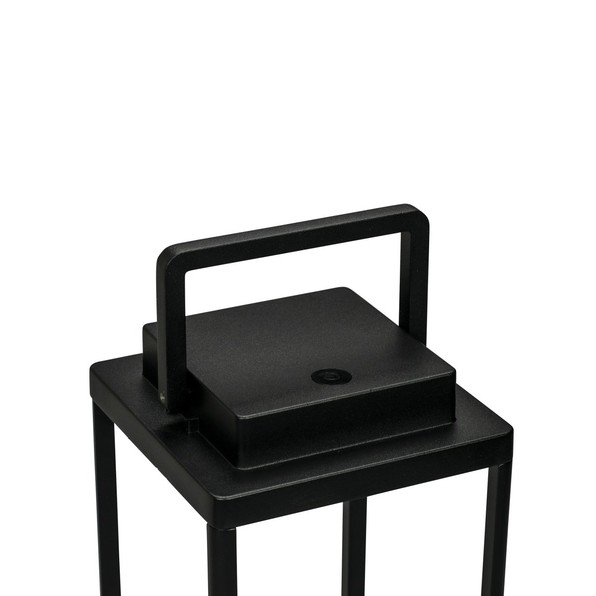 Lucca 44cm Svart portabel från Dyberg Larsen - Lucca-lanternan &auml;r tillverkad i robust metall med b&auml;rhandtag och inbyggd LED i toppen, perfekt som dekoration f&ouml;r terrassen, balkongen eller vid ytterd&ouml;rren.