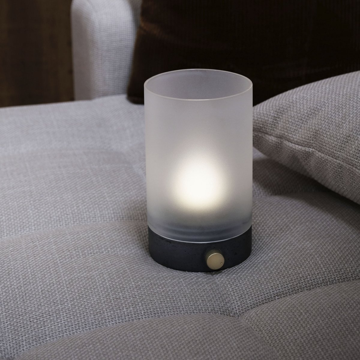 Cozy 20cm Grå portabel från Dyberg Larsen - Cozy bordslampa skapar en varm och inbjudande atmosf&auml;r med sin eleganta design och funktionalitet.