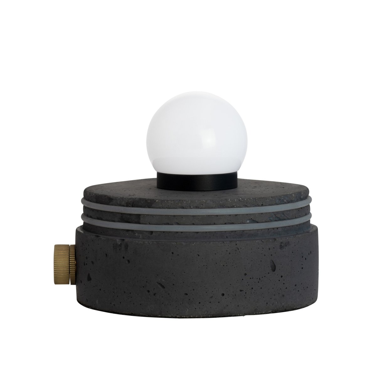 Cozy 20cm Grå portabel från Dyberg Larsen - Cozy bordslampa skapar en varm och inbjudande atmosf&auml;r med sin eleganta design och funktionalitet.