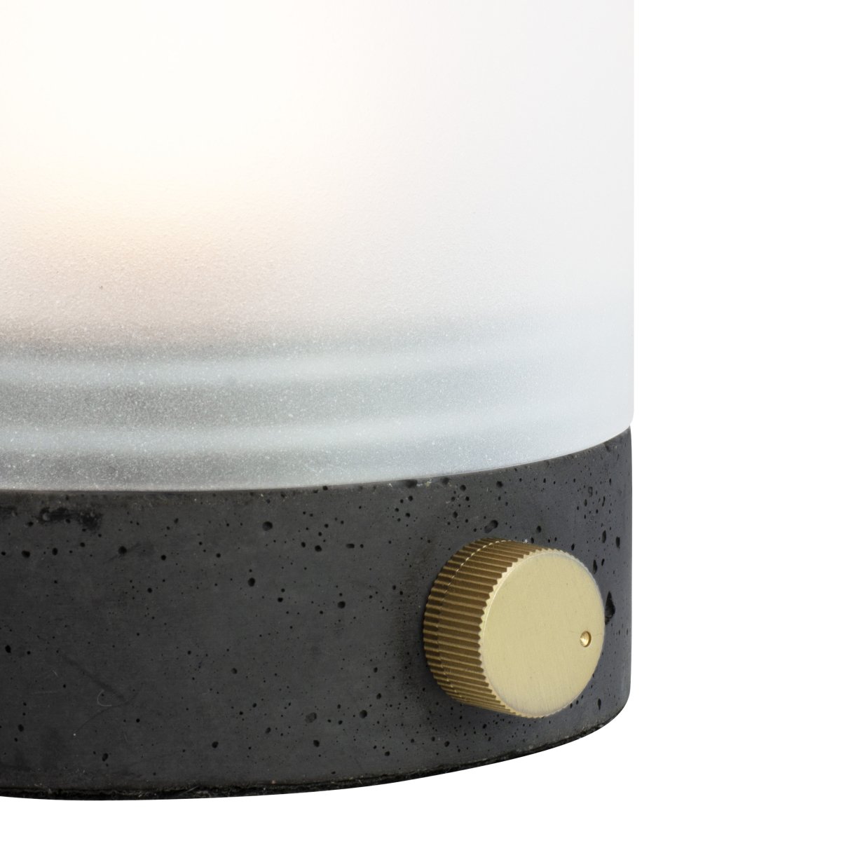 Cozy 20cm Grå portabel från Dyberg Larsen - Cozy bordslampa skapar en varm och inbjudande atmosf&auml;r med sin eleganta design och funktionalitet.