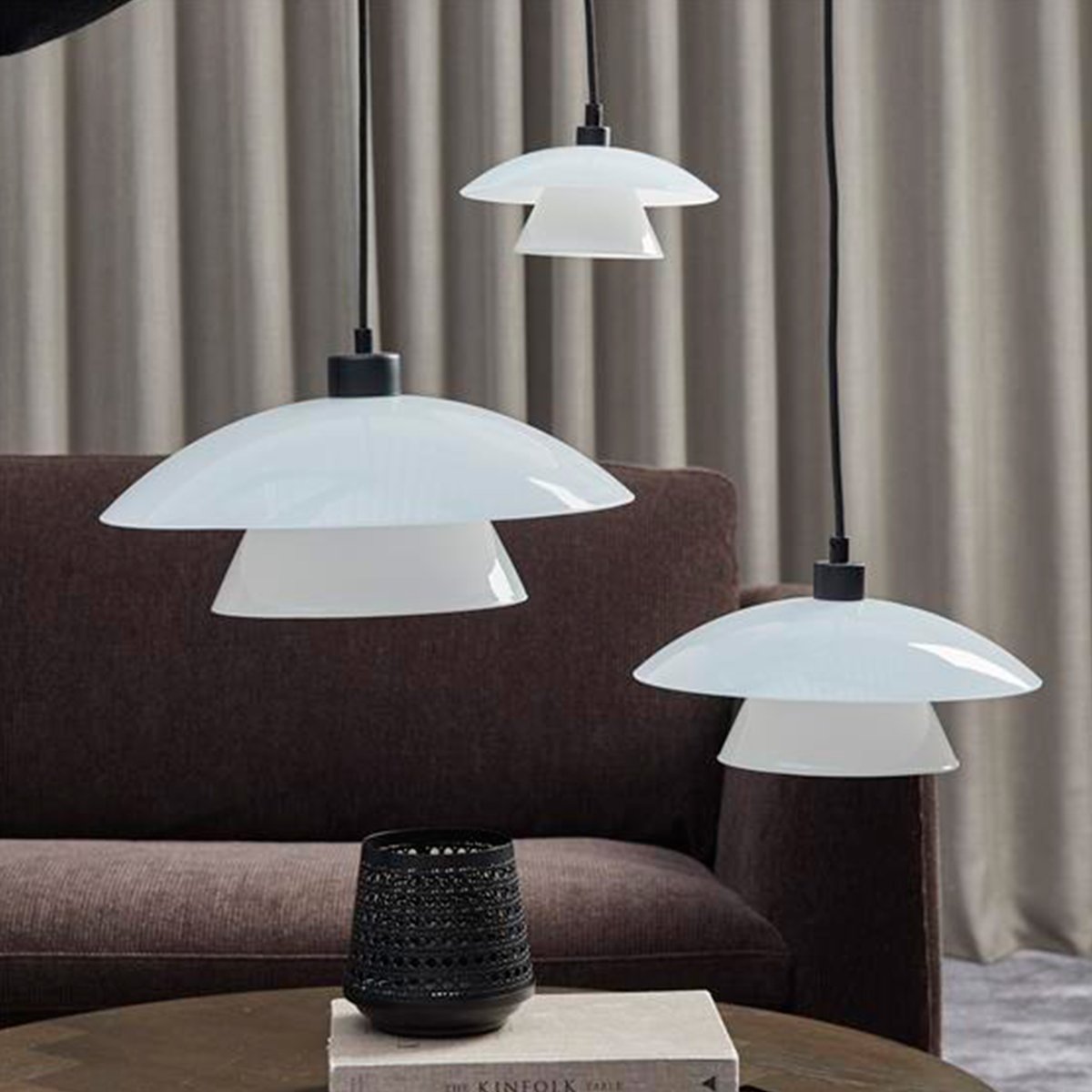 Norup Ø28 Svart taklampa från Dyberg Larsen - Lampsk&auml;rmen i opalglas sprider ett mjukt och behagligt ljus, och med sin tidl&ouml;sa design och noggrant utvalda material framst&aring;r Norup-serien som en estetisk p&auml;rla.