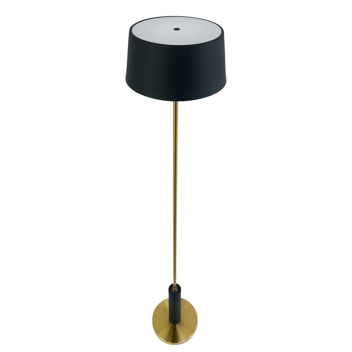 Yoyo LED 125cm Mässing portabel från Dyberg Larsen - Med en bas och stomme i m&auml;ssings, kombinerat med en sk&auml;rm i borstad svart metall, blir Yoyo en elegant inredningsdetalj.