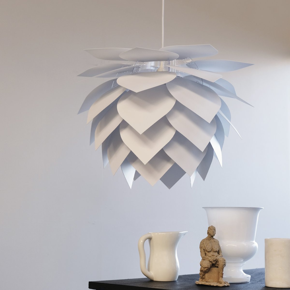 Illumin Ø45 Vit taklampa från Dyberg Larsen - Illumin fr&aring;n Dyberg Larsen &auml;r en stilfull och h&aring;llbar lampa som kombinerar dansk design med funktionalitet och ett h&aring;llbart tankes&auml;tt.