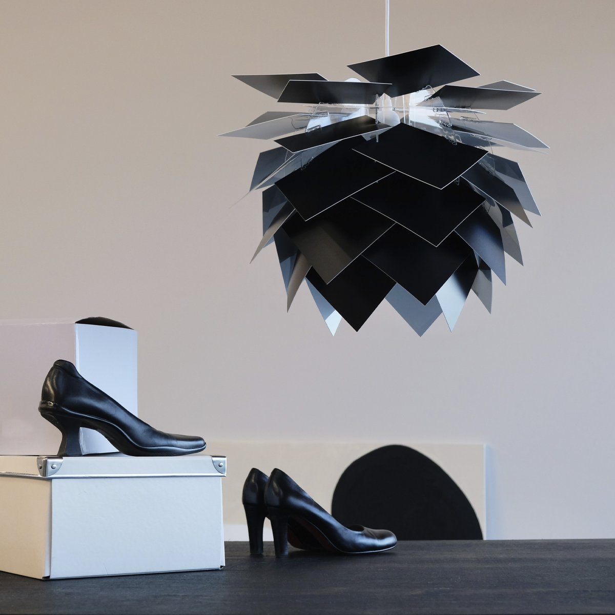 Illumin Ø45 Svart taklampa från Dyberg Larsen - Lampan levereras i en elegant svart box med en unik Rosetta-takkopp, ett 3 meter l&aring;ngt tygsladd och delar som du enkelt monterar sj&auml;lv.