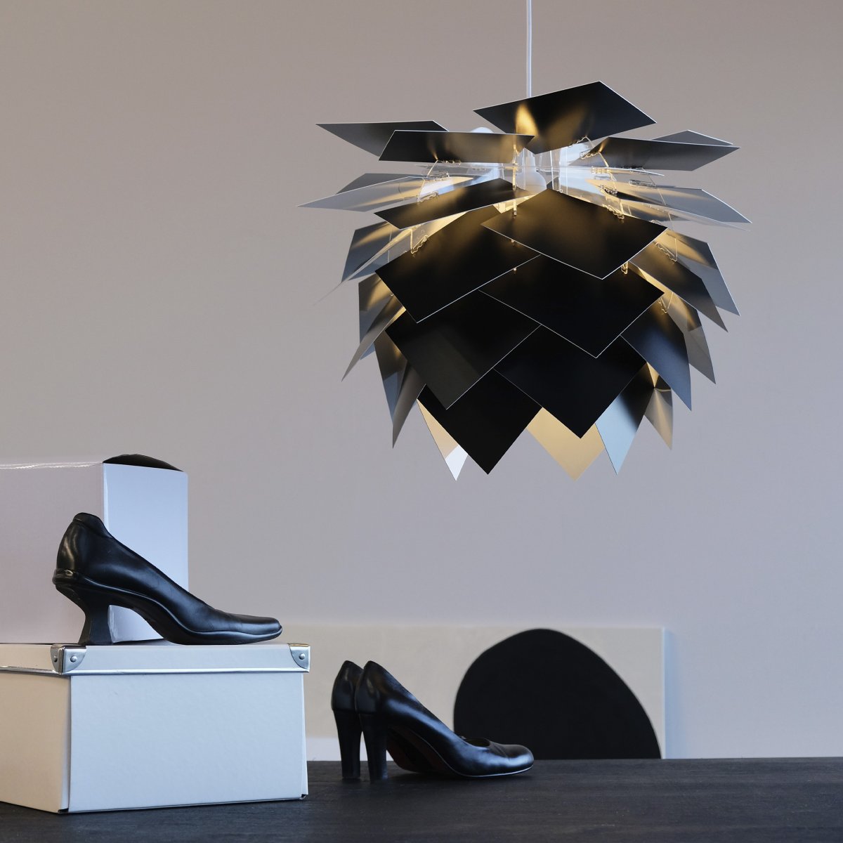 Illumin Ø45 Svart taklampa från Dyberg Larsen - Lampan levereras i en elegant svart box med en unik Rosetta-takkopp, ett 3 meter l&aring;ngt tygsladd och delar som du enkelt monterar sj&auml;lv.