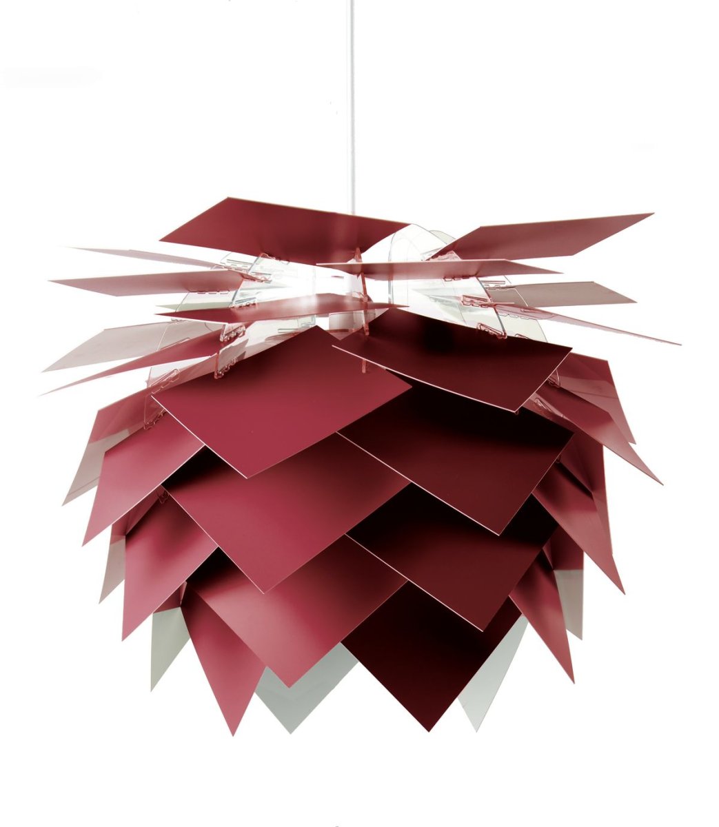 Illumin Ø45 Mörkröd taklampa från Dyberg Larsen - Med sin djupt r&ouml;da f&auml;rg, inspirerad av den vackra r&ouml;da nyansen i Australiens &ouml;ken, tillf&ouml;r den v&auml;rme och karakt&auml;r till alla rum.