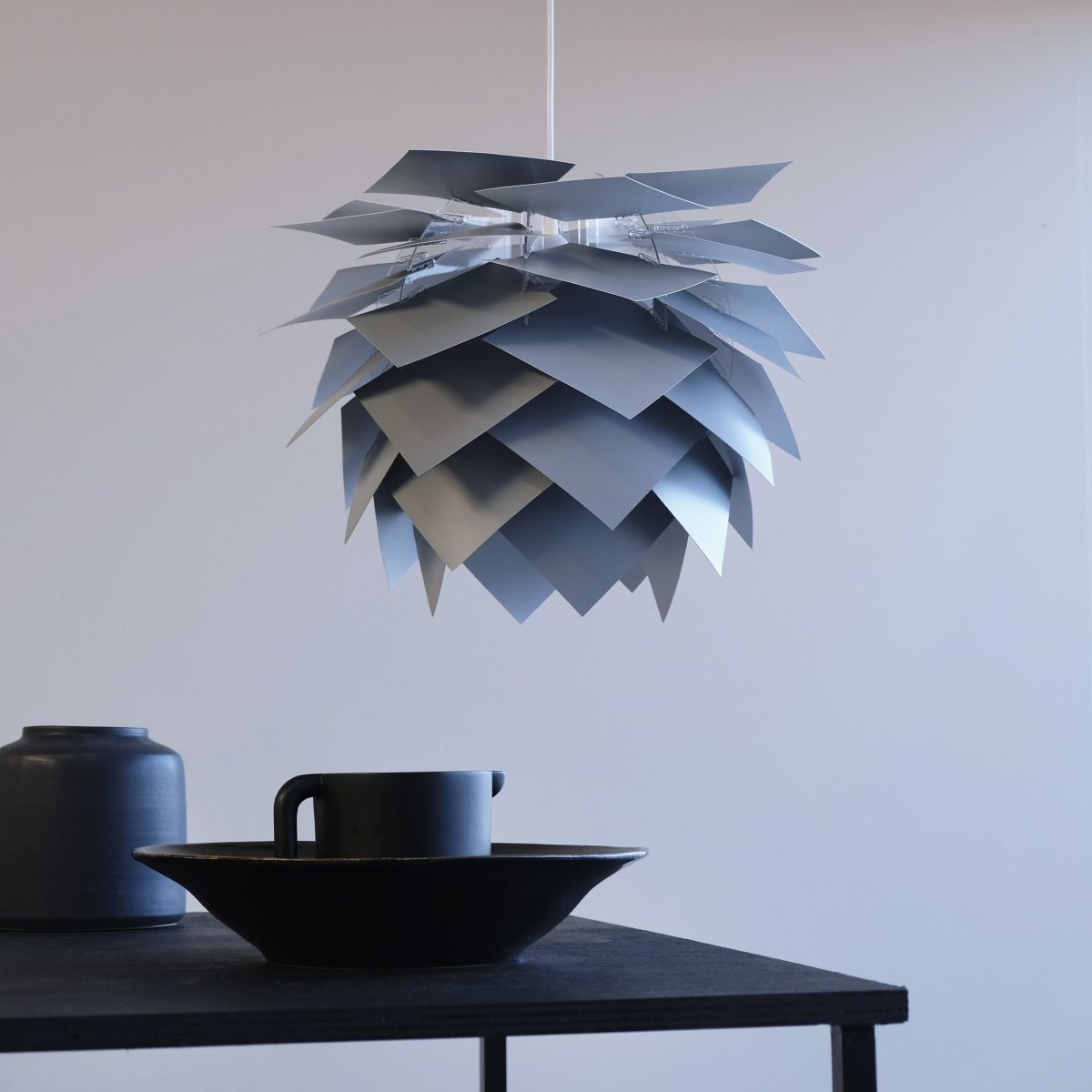 Illumin Ø45 Grå taklampa från Dyberg Larsen - Med sju f&auml;rgalternativ och utbytbara blad kan du enkelt f&ouml;rnya lampan utan att beh&ouml;va k&ouml;pa en helt ny.