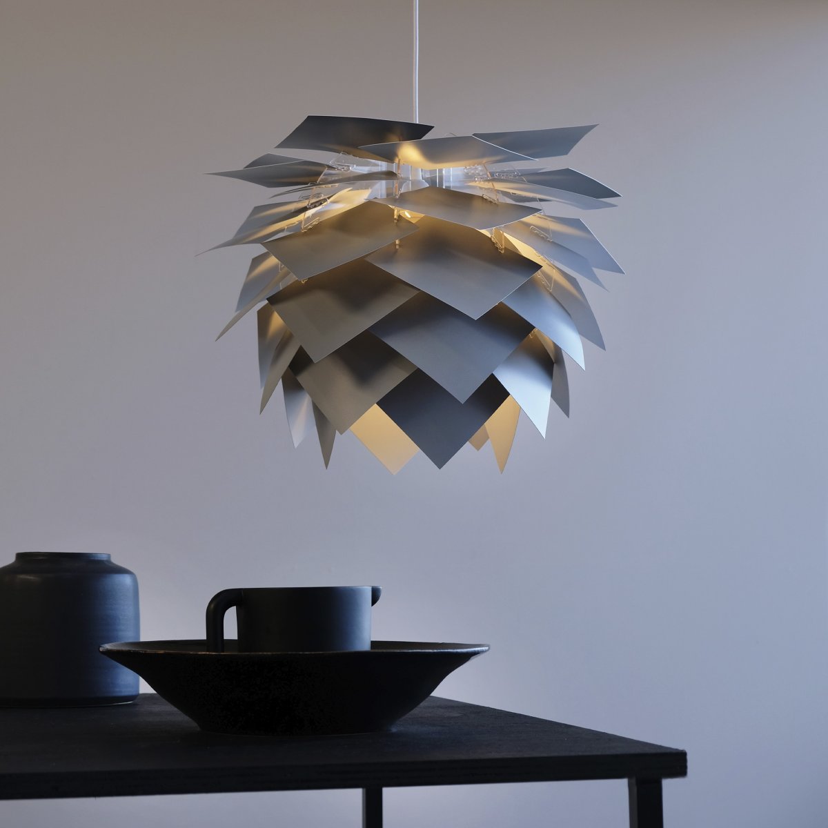 Illumin Ø45 Grå taklampa från Dyberg Larsen - Med sju f&auml;rgalternativ och utbytbara blad kan du enkelt f&ouml;rnya lampan utan att beh&ouml;va k&ouml;pa en helt ny.