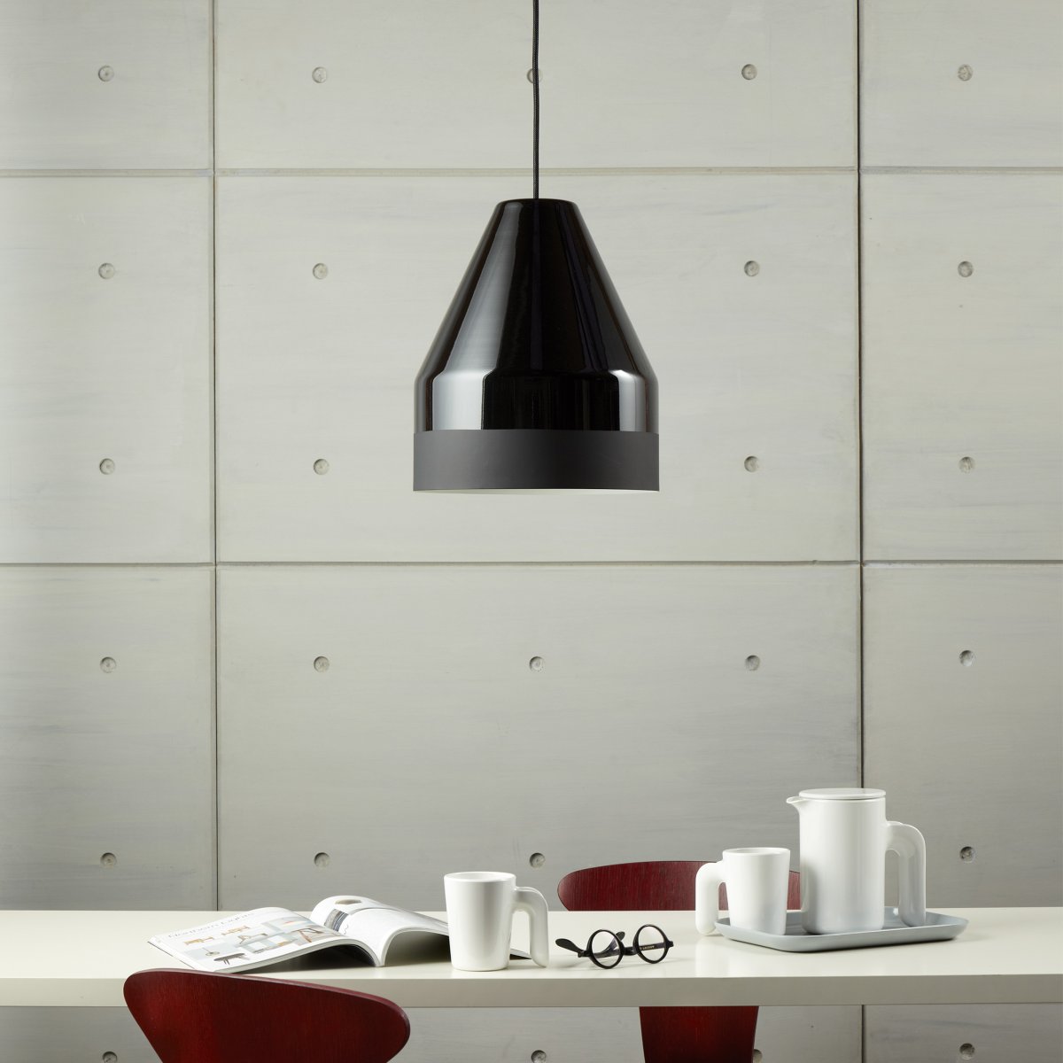 Crayon Ø30 Svart taklampa från Dyberg Larsen - En perfekt blandning av lekfullhet och stil, Crayon &auml;r den perfekta lampan f&ouml;r dig som vill ha n&aring;got som b&aring;de lyser upp och skapar karakt&auml;r i ditt hemLjusk&auml;lla ing&aring;r ej.