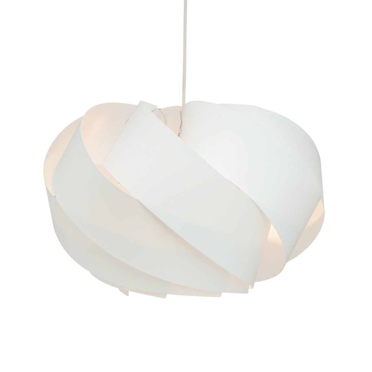 Boleo Ø50 Vit taklampa från Dyberg Larsen - De skulpturala linjerna omsluter ljusk&auml;llan och skapar en n&auml;stan hypnotisk effekt d&auml;r ljus och skugga v&auml;xlar p&aring; ett vackert s&auml;tt.