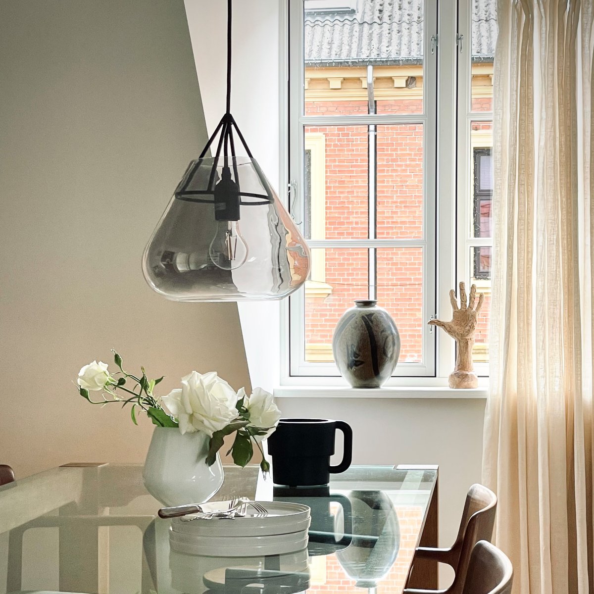 Volta Ø26 Svart taklampa från Dyberg Larsen - Volta pendellampa fr&aring;n Dyberg Larsen kombinerar elegant r&ouml;kf&auml;rgat glas med matt metall f&ouml;r att skapa en pendel som &auml;r lika mycket en designikon som en funktionell ljusk&auml;lla.