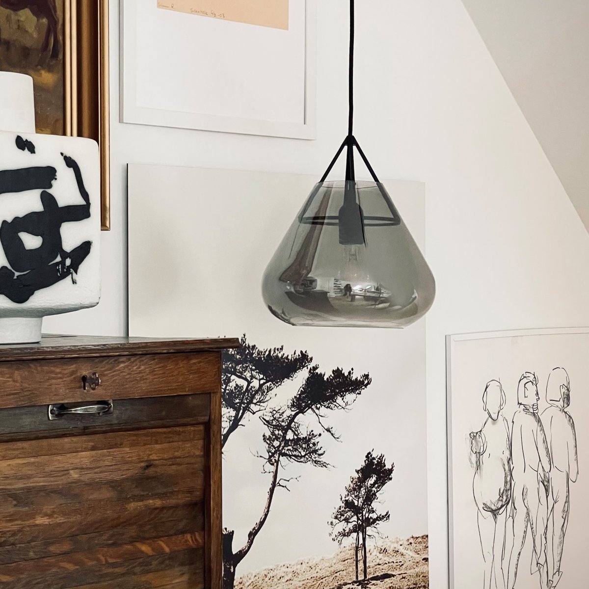 Volta Ø26 Svart taklampa från Dyberg Larsen - Volta pendellampa fr&aring;n Dyberg Larsen kombinerar elegant r&ouml;kf&auml;rgat glas med matt metall f&ouml;r att skapa en pendel som &auml;r lika mycket en designikon som en funktionell ljusk&auml;lla.