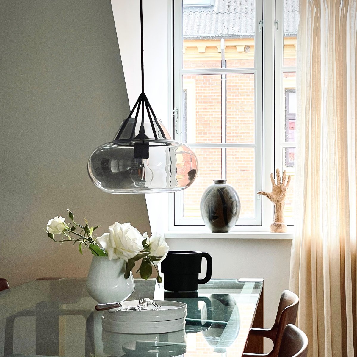 Polo Ø30 Svart taklampa från Dyberg Larsen - Polo pendellampa fr&aring;n Dyberg Larsen kombinerar elegant r&ouml;kf&auml;rgat glas med matt metall f&ouml;r en pendel som &auml;r mer &auml;n bara funktionell &ndash; den &auml;r ett konstverk.