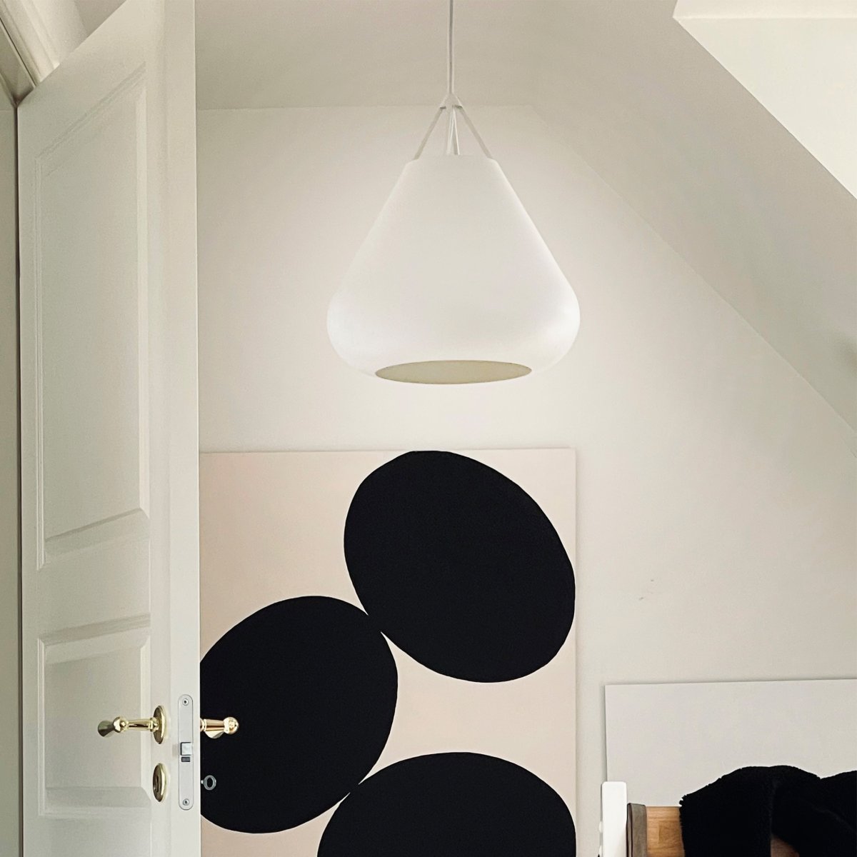 Volta Ø26 Vit taklampa från Dyberg Larsen - Designad av Frank Kerdil, &auml;r denna vita pendellampa tillverkad i matt metall och har en minimalistisk och modern karakt&auml;r som f&ouml;renar ljus, form och funktion.